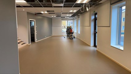 Förskolan har inga bärande innerväggar eller genomgångsrum vilket gör det enkelt att kunna förändra den över tid.