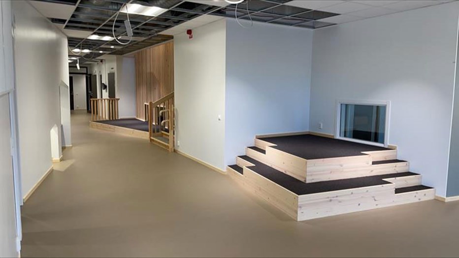 Barnen har gott om glaspartier och tittgluggar där de kan spana och utforska. Barnen har gott om glaspartier och tittgluggar där de kan spana och utforska.