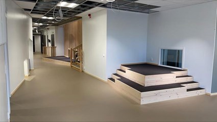 Barnen har gott om glaspartier och tittgluggar där de kan spana och utforska.