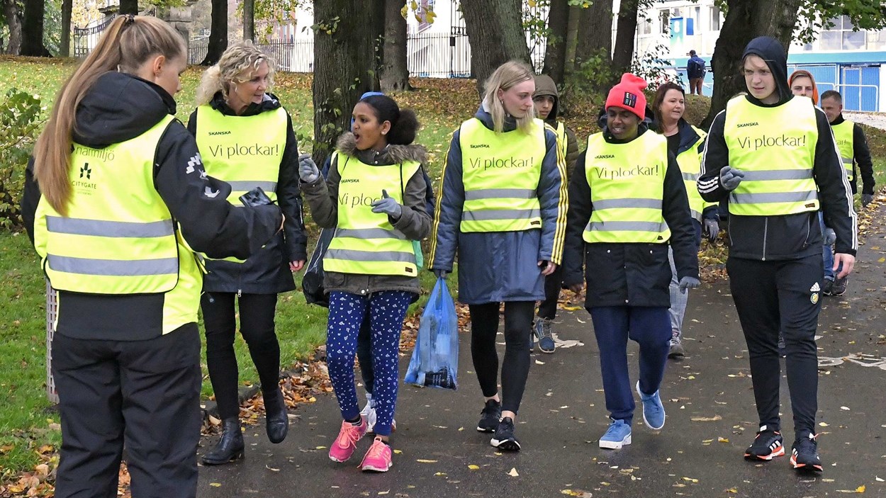Elever ifrån språkintroduktionsklasser på Angeredsgymnasiet och representanter från Skanska och IK Sävehof joggade ut i staden och plockade skräp.