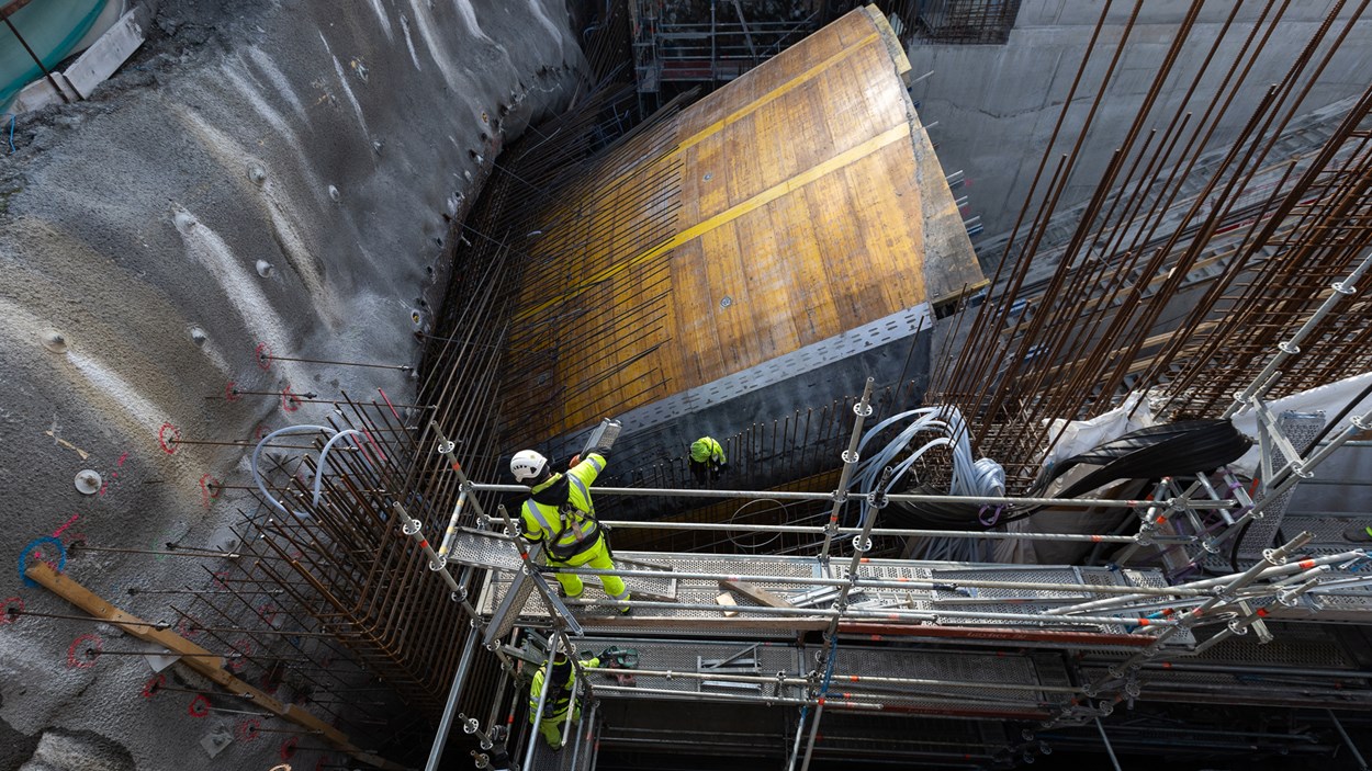 Gjutning med en formvagn i utbygganden av tunnelbanan mot Nacka.