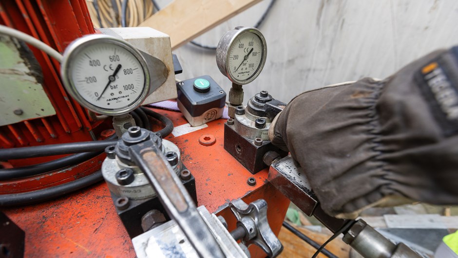 Hand på tryckmätare för hydraulik.