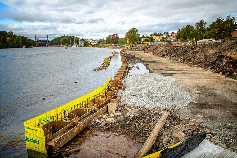 För att området ska kunna saneras, och för att hus ska kunna stå på marken i framtiden, har en 250 lång och 18 meter djup spont slagits ner i marken vid strandlinjen.