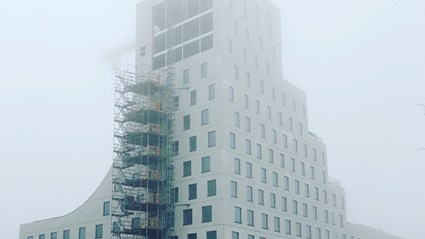 Under oktober 2020 gjordes det sista lyftet av stommen och väggarna kom på plats.