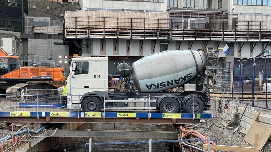 Gjutningen krävde cirka 1 350 kubikmeter betong, vilket motsvarar 3 240 ton. Bilden visar en betongbil som står intill platsen för undervattensgjutningen.