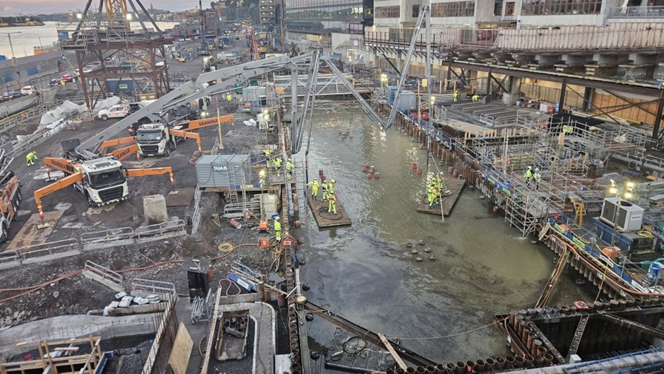 Gjutningen startade morgonen den 1 oktober och utfördes under 26 timmar. Bilden visar en byggarbetsplats med människor och maskiner.