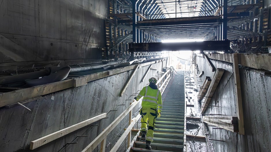 Trappa upp för ett lutande rulltrappschakt