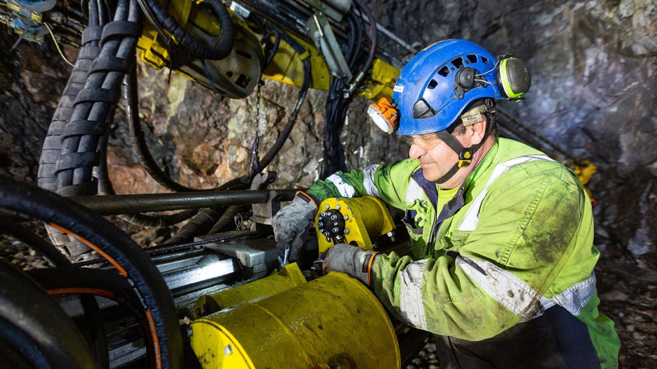 Frank Ollas jobbar med maskinunderhåll.