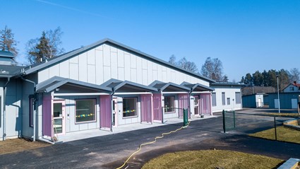 Vårgårda kommun valde  att byta ut byggnadens standardiserade träfasad mot en mer underhållsfri skivfasad.