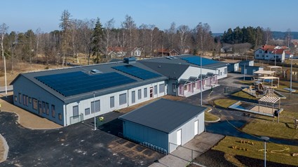 Taken har försetts med solpanel.