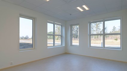 Genom de stora fönstren kan barnen kika ut på allt spännande som händer utanför.