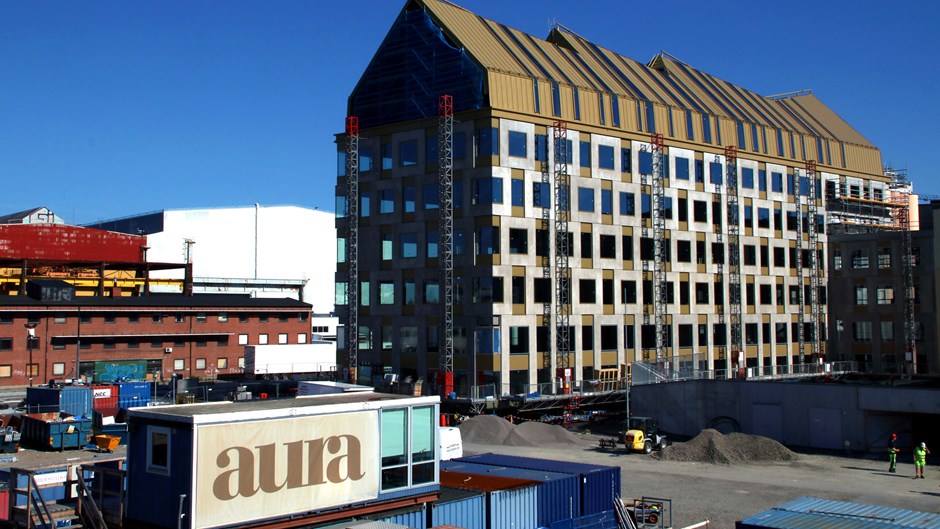 Kontorsbyggnaden Aura i, med det gyllene taket, kommer att få sällskap av ytterligare två kontorshus med flexibla ytor.Citadellstaden, Malmö.