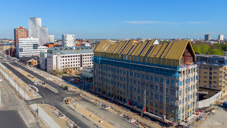 Trafiken på Citadellsvägen försvinner snart. Här anläggs ett grönt stråk för gående och cyklister. Den nyupprustade Neptunigatan att bli den rikt planterade, gröna boulevard som binder ihop Ribersborgsområdet med Centralen för bil- och bussresenärer.