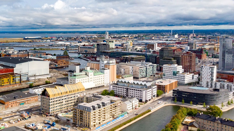 Citadellsstaden är omgivet av kanaler och granne med Malmöhus slott och Slottsparken.