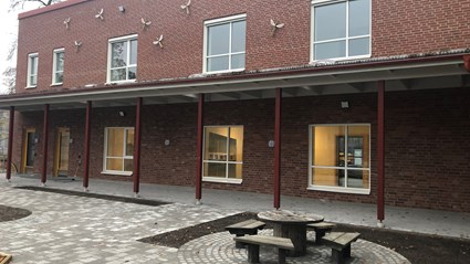 Förskolans röda fasad har delvis  byggts av håltegel som tidigare varit en del av Helsingborgshems gamla miljonprogramsområden på Drottninghög