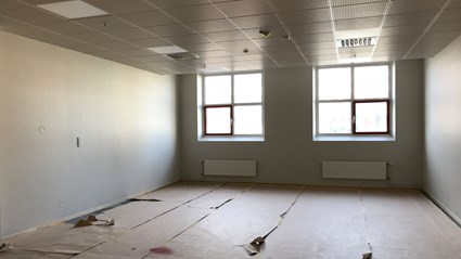 När projektet genomfördes gick över 1 100 elever på skolan och undervisningen behövde bedrivas som vanligt trots pågående renovering.