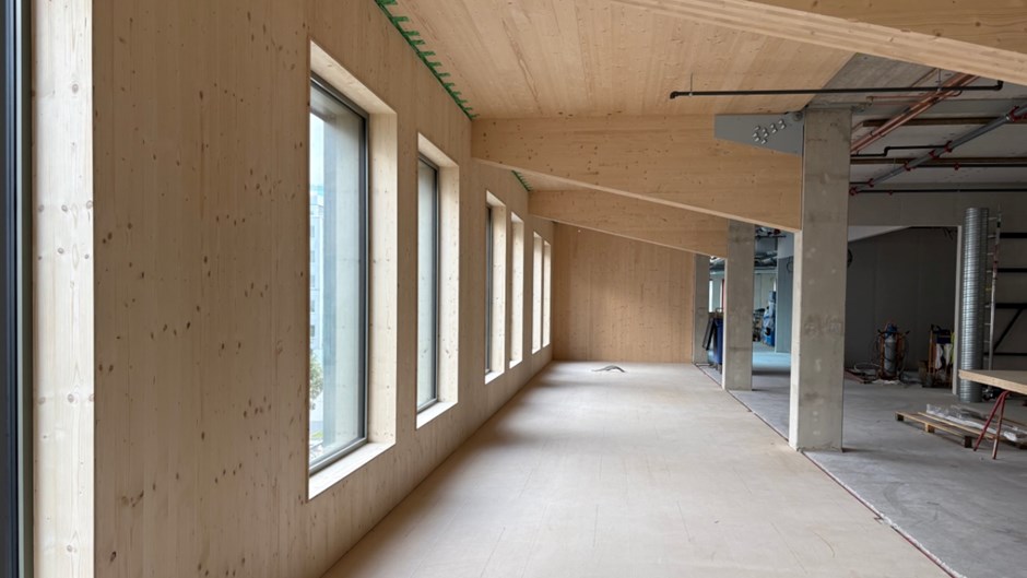 Baldakin i trä i kontorshuset Olivin.