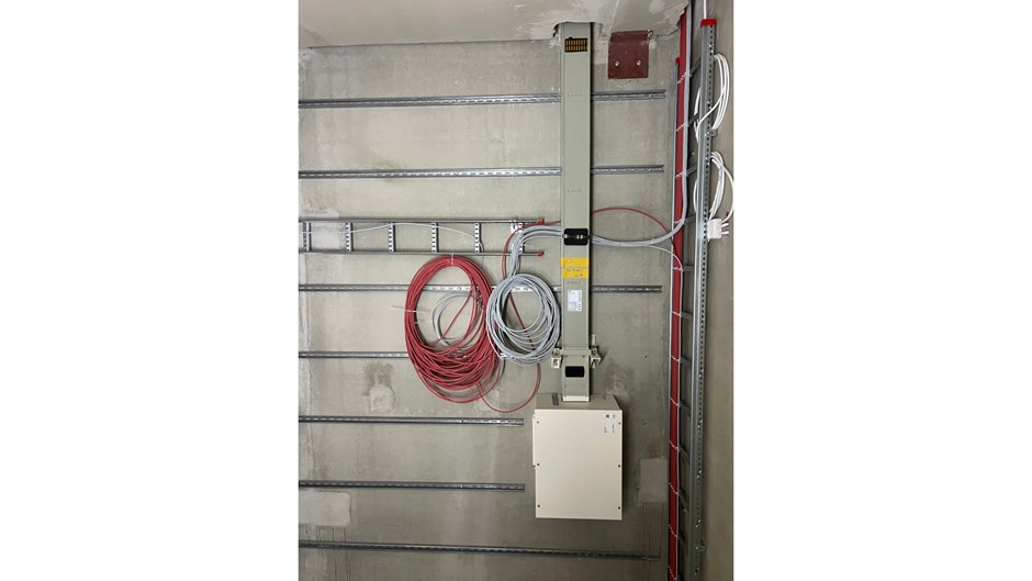 Återbrukade canalisskenor sitter monterade på en betongvägg.