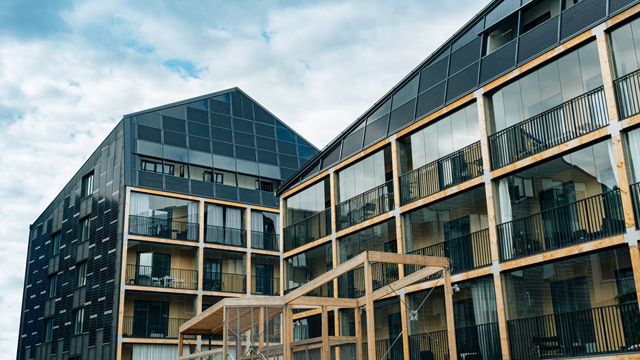 Husen har en spännande och djärv arkitektur med vriden taknock som sticker ut bland fastigheterna i området. Husen har en spännande och djärv arkitektur med vriden taknock som sticker ut bland fastigheterna i området.