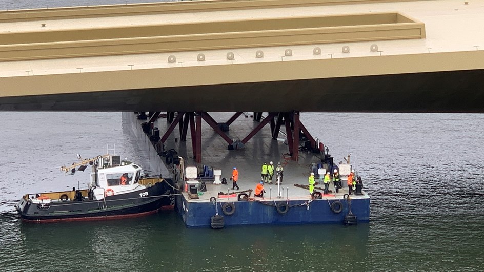 Förflyttningen av bron genomförs med största noggrannhet.