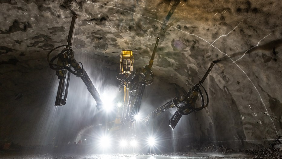 Borrigg jobbar under jord vid tunnelbaneutbyggnaden i Nacka.