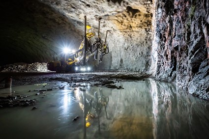 Skanska har kommit på ett sätt att återanvända processvattnet i tunnlarna. Det centrifugeras för att få bort sand och fina stenpartiklar och kan sen återanvändas i tunnelborrmaskinerna.  