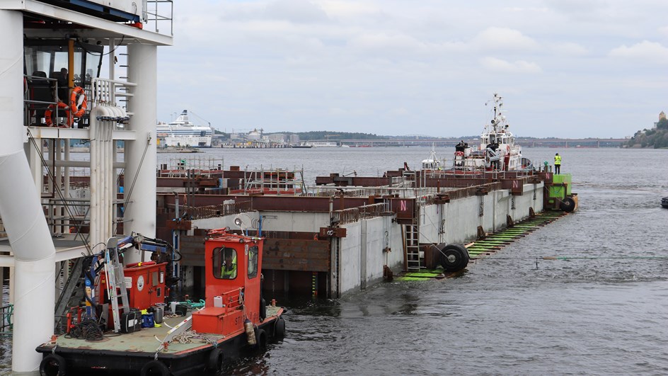 Transport av den västra delen av slusskanalen in till Stadsgårdskajen. Slusskanalen är delad i två längsgående delar för att möjliggöra senare intransport via Hammarbykanalen till Slussen på Mälarsidan. Enligt planen kommer båtar att kunna slussa genom den nya slusskanalen från 2024.