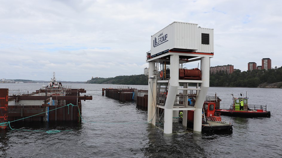 Slusskanalens delar transporteras på sänkpråm från Värtahamnen för sjösättning vid Loudden och vidare transport till Slussen-projektet. Kanalhalvorna sammanfogas på plats när de kommit till Slussens Mälarsida. Begränsningen är Centralbron samt tunnelbanebroarna därav transport av slusskanalen i två delar.