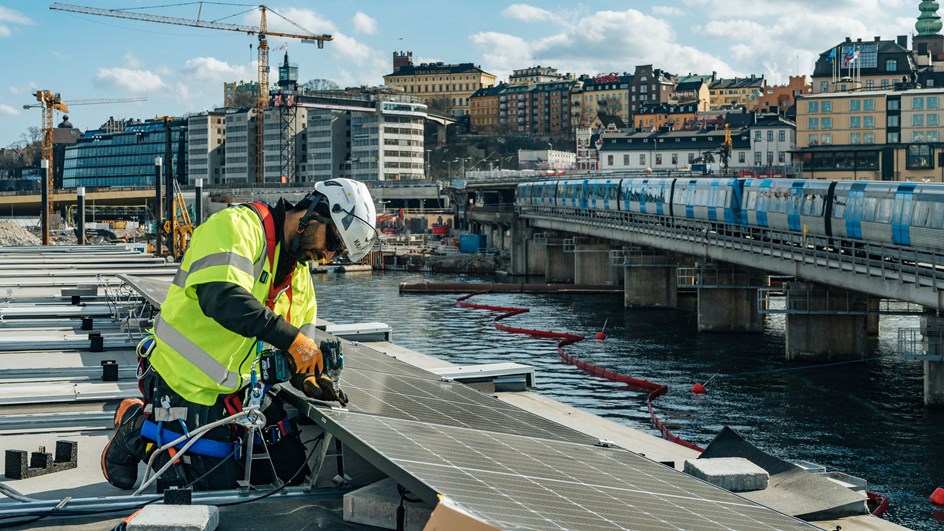 Skanska testar en ny lösning med solceller på byggbodarnas. Om försöket faller väl ut kan det bli en standardlösning för företagets alla etableringar inom ett par år.