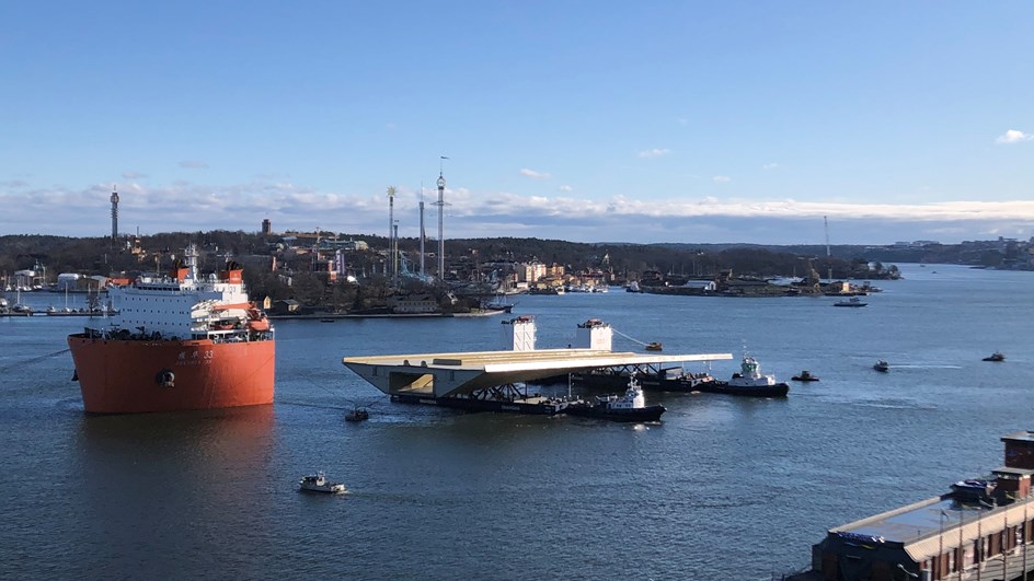 Fartyget är sänkt till lägsta nivå och förbereds för att bogsera bron och pontonerna av fartyget och till kaj.