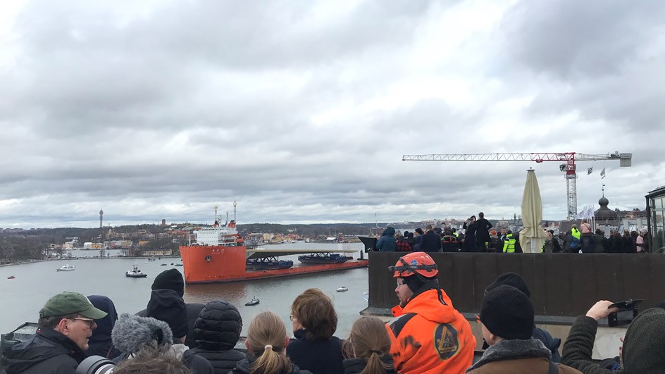 Nya slussenbron är nära sitt mål här i inloppet till Stockholm.