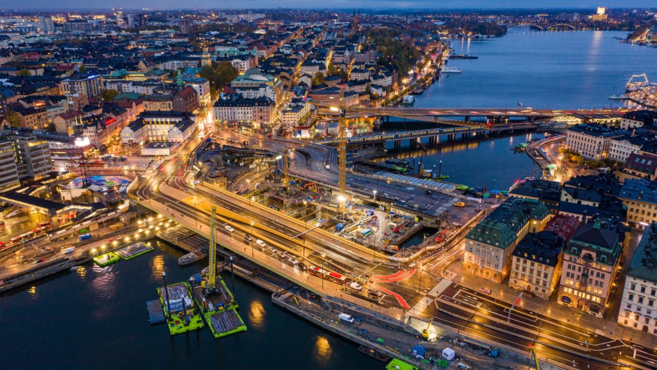 Den nyöppnade Slussbron upplyst och sedd från ovan.