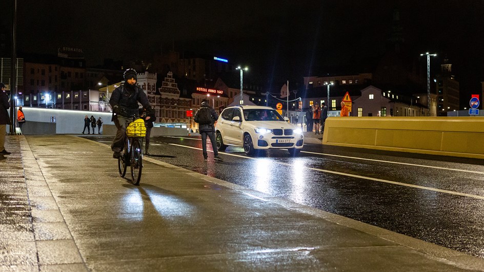 Trafiken släpptes på över nya Slussbron tidigt på morgonen den 25 oktober 2020.