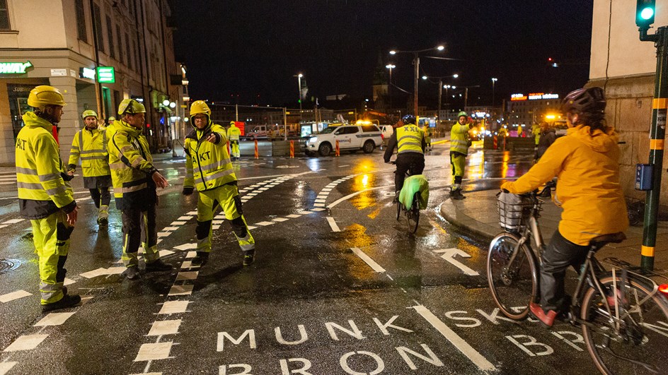 Anvisningar i gatan visar trafikanterna rätt.