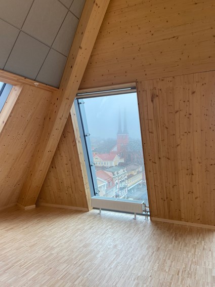 Building high constructions of wood involves some challenges.