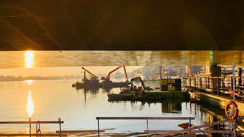 Slussenbron i morgonljus sedd underifrån.