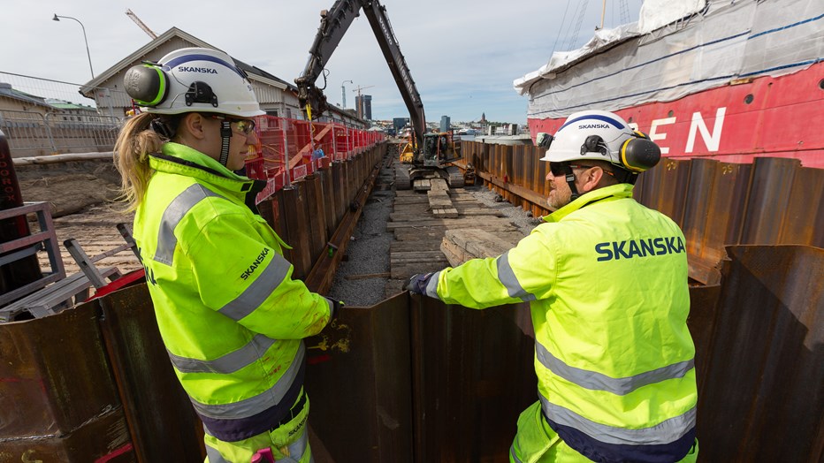 The quay is an important part of Gothenburg and needs to be renovated to meet future requirements. Construction workers supervising work with an excavator.