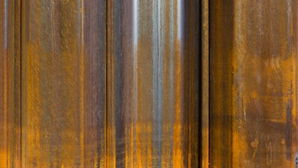 The river edge protection protects against high water levels.