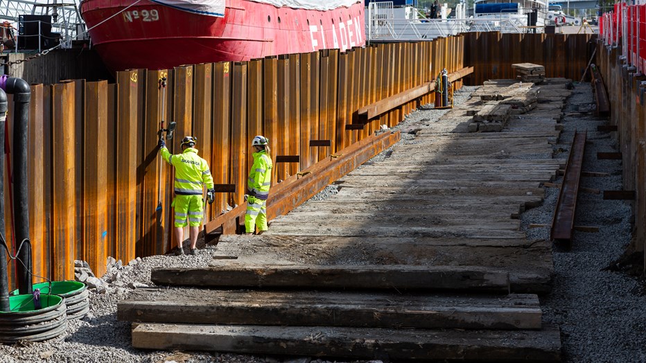 Phase two will be completed in February 2024, if everything goes according to plan. Two construction workers working on the river edge protection.
