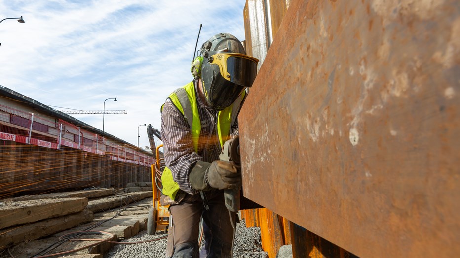 During phase one, 140 meters of the quay were renovated. A man renovating steel construction during phase one.
