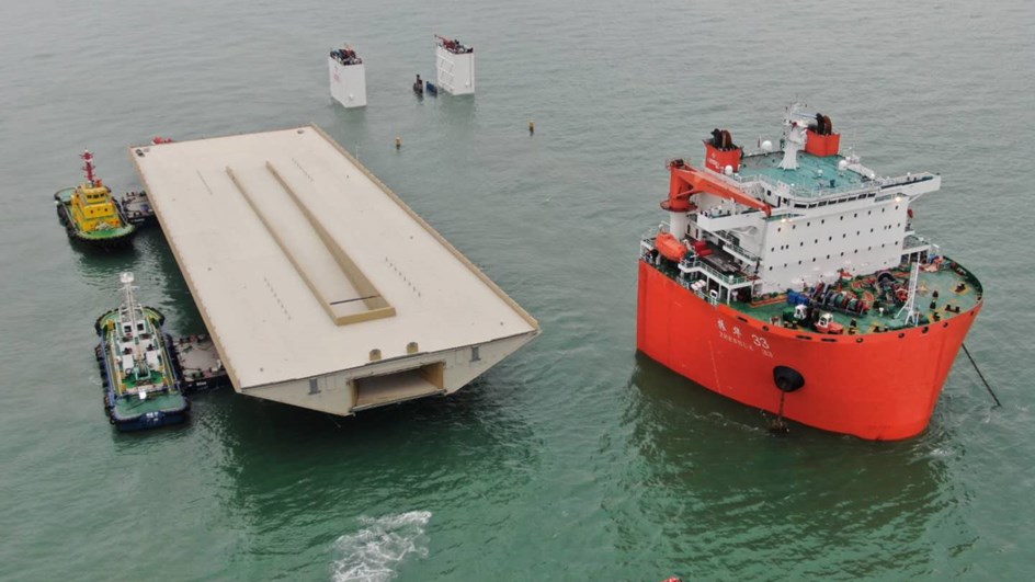 Pontonerna med bron flöts in på ett nedsänkbart skepp ett så kallat semi-submersible transport ship som sedan tar hela bron över havet till Stockholm. Källa för bilder_ Foster+Partners Perry Ip.