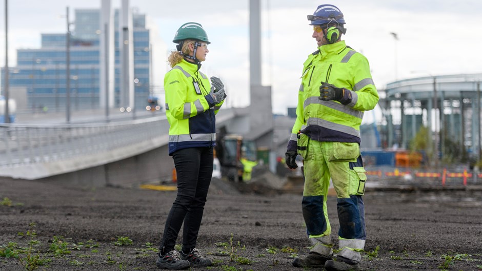 Två personer på en byggarbetsplats