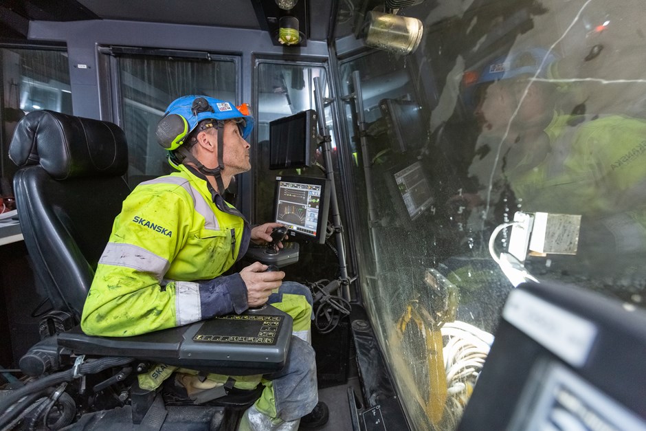 Skanskas medarbetare Mika Tapio sitter i förarhytten och styr borren.