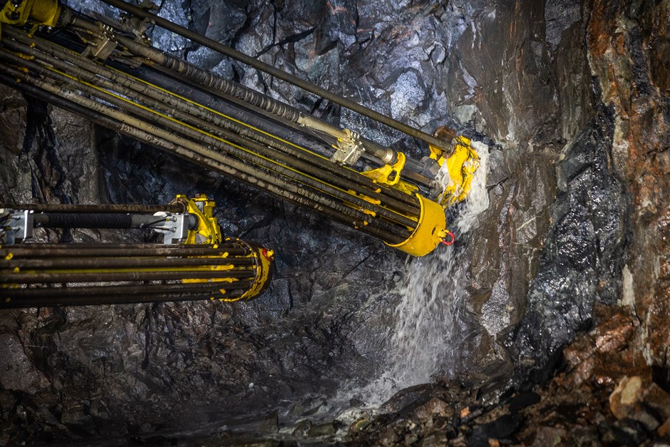 Närbild på tunnelborrar som sakta tar sig igenom berggrunden.