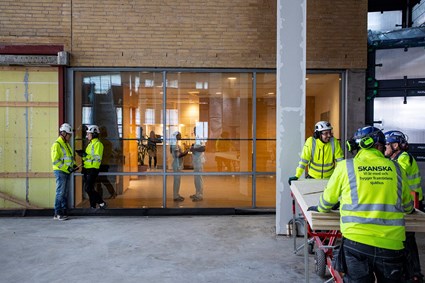 I nära samverkan arbetar vi tillsammans med beställare, underentreprenörer och andra entreprenörer på området för att hjälpas åt att planera och skapa en säker arbetsplats för oss som jobbar här och för de som vistas i vår närhet. Foto Charlotte Carlberg Barg