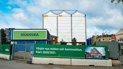 Arbetet som pågick under väderskyddet, som syntes över hela stan, intresserade såväl kommuninvånare som forskare, arkitekter och andra byggentreprenörer.