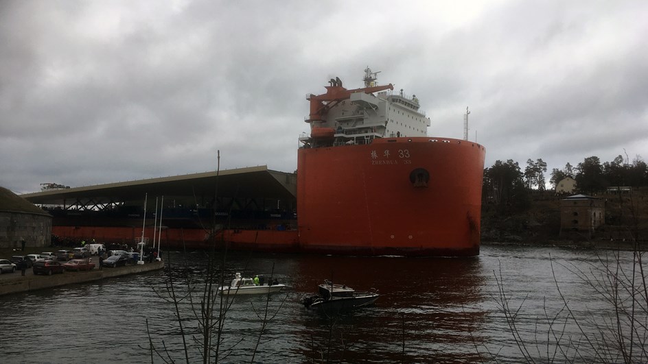 Fartyget med nya Slussenbron passerar Oxdjupet Rindö på väg in mot Stockholm 11 mars 2020.