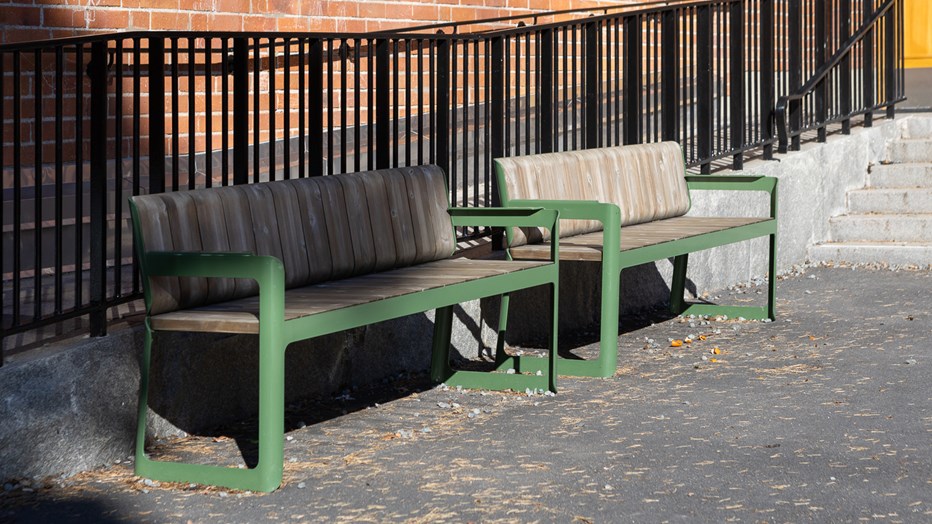 Den gröna färgen återfinns i bänkar och andra detaljer på skolgården. Skolgårdens gröna bänkar.
