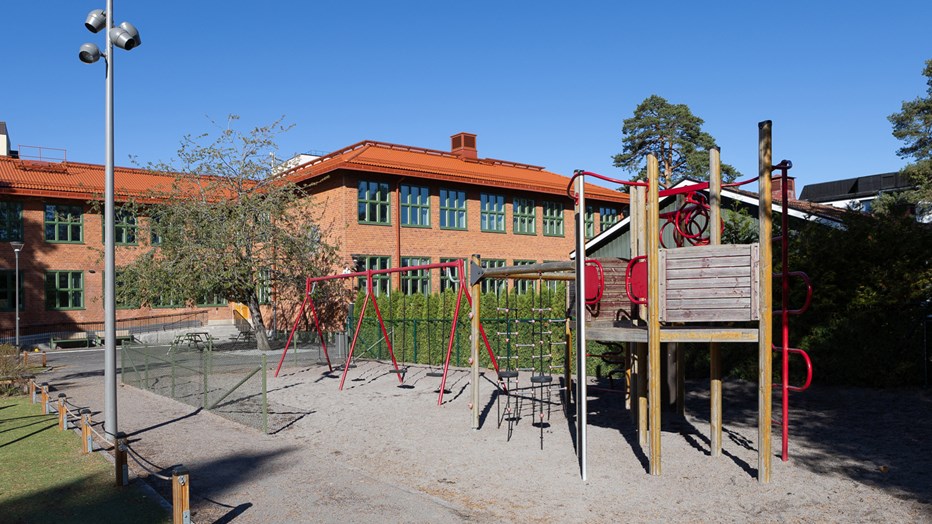Skolgården har lekutrustning som passar alla åldrar. På Hästhagsskolans skolgård finns lekparker för alla åldrar.