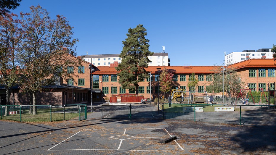 Skolan har ökat kapaciteten med 300 elevplatser. Hästhagsskolans nya skolgård passar alla åldrar.